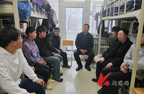 云开体育-中国有限公司官网校长胡军深入对接寝室走访慰问